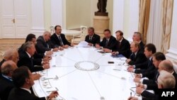 Vladimir Putin (5 der.) y Raúl Castro (4 izq.) en una reunión en el Kremlin en Moscú. Alejandro Castro al centro (izq.) 