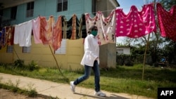 Una trabajadora de la salud visita a posible contagiados con el coronavirus en La Habana.