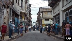 A pesar del avance de la pandemia en la isla, los cubanos se han visto obligados a permanecer en colas por largas horas para comprar alimentos. (Yamil LAGE / AFP).