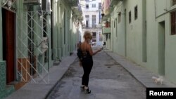 Una cubana chequea los mensajes en su teléfono en La Habana.