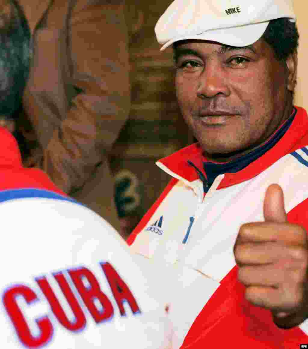 El tres veces campeón olímpico, el boxeador cubano Teófilo Stevenson, respaldado por Adidas en Italia, el martes 21 de marzo.