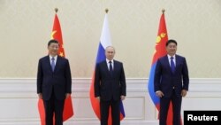 El presidente de China, Xi Jinping, de Rusia, Vladimir Putin y de Mongolia, Ukhnaa Khurelsukh, en Samarkand, Uzbekistán, el 15 de septiembre de 2022 (de izquierda a derecha). (Sputnik/Alexandr Demyanchuk/Pool via Reuters).