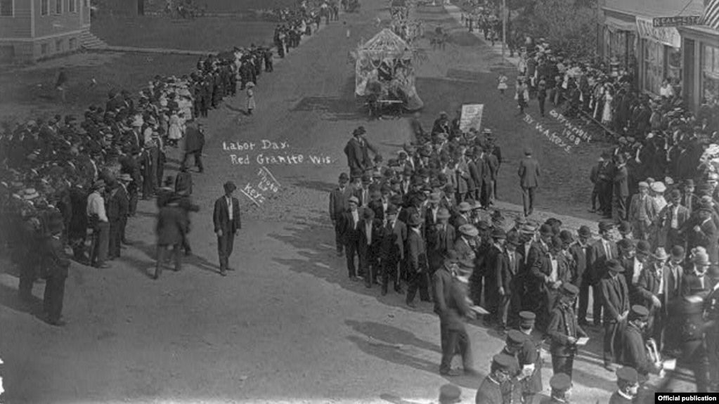 "Help us bust the bigest trust by smoking Union made cigars", un desfile de Labor Day . Copyright 1908 by W. A. Keys. Library of Congress