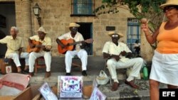 Archivo 2010.- Integrantes del grupo de música tradicional cubana Los Mambises, interpretan una canción en La Habana, Cuba.