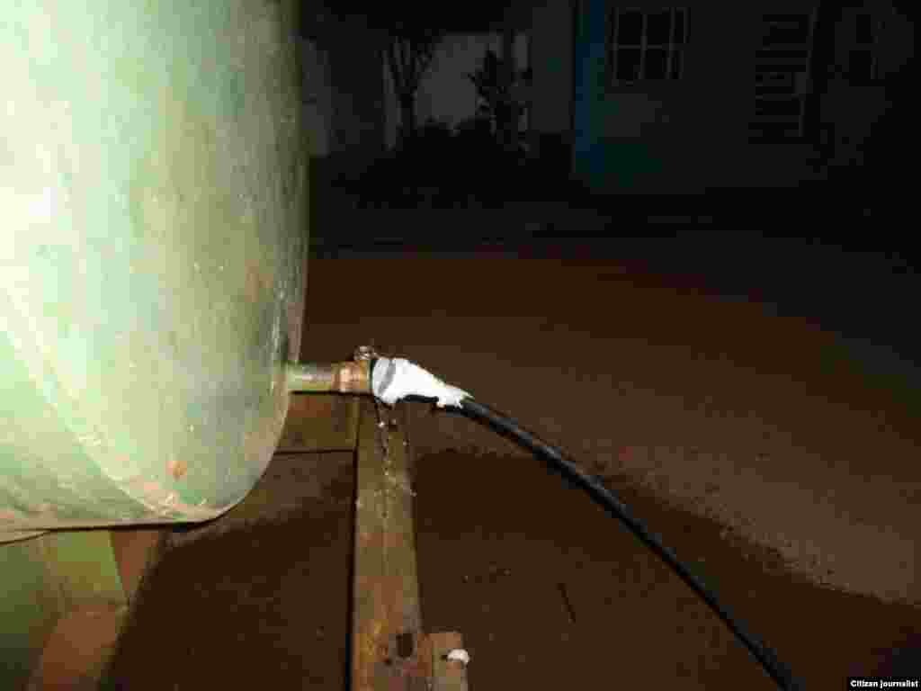 Reporta Cuba Pipa bajando agua a directora de comunales Jorge Bello Domínguez