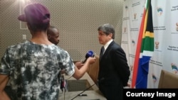El embajador cubano en Pretoria, Carlos Fernández de Cossio, habla con la prensa.