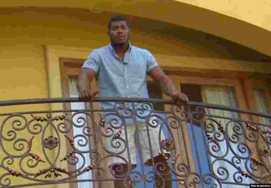 El cienfueguero Yasiel Puig, jardinero derecho de los Dodgers, en el balcón de su casa en Los Ángeles, California. 