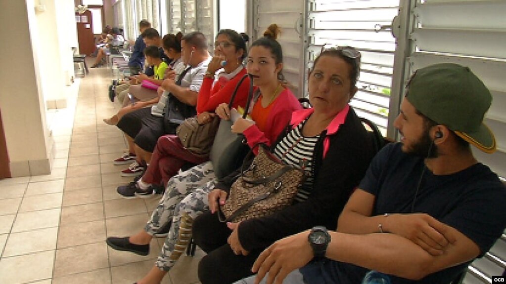 Cubanos esperan ser atendidos en hospital de Guyana para chequeo exigido en trÃ¡mite migratorio. (Foto: Rodolfo HernÃ¡ndez).