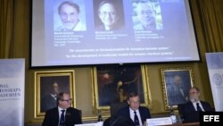 (de izda a dcha) Sven Lidin, Staffan Normark y Gunnar Karlstrom de la Real Academia de las Ciencias anuncian los premios Nobel de Química 2013 en Estocolmo (Suecia)