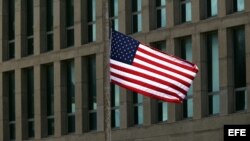 La bandera de Estados Unidos ondea en su embajada en La Habana.