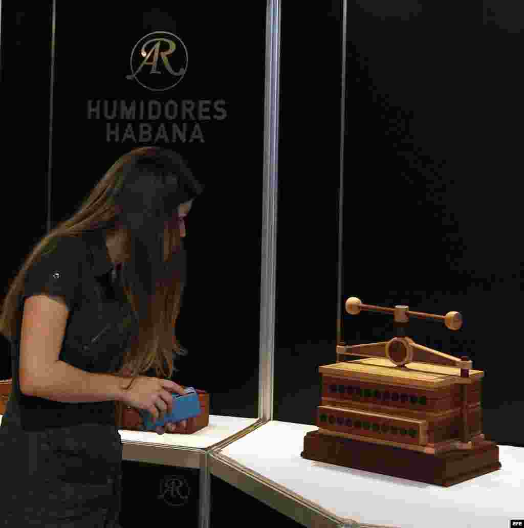 Una mujer observa un humidor hoy, lunes 29 de febrero del 2016, durante la inauguración del Festival del Habano en La Habana, Cuba.