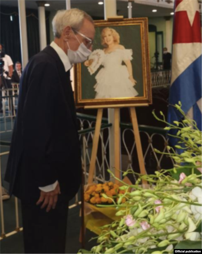 Leal en los funerales de Rosita Fornés.