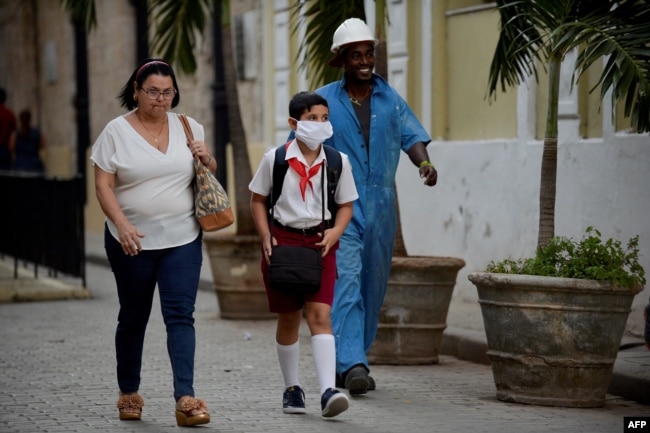 Un niño usa una máscara protectora para ir a la escuela en La Habana.