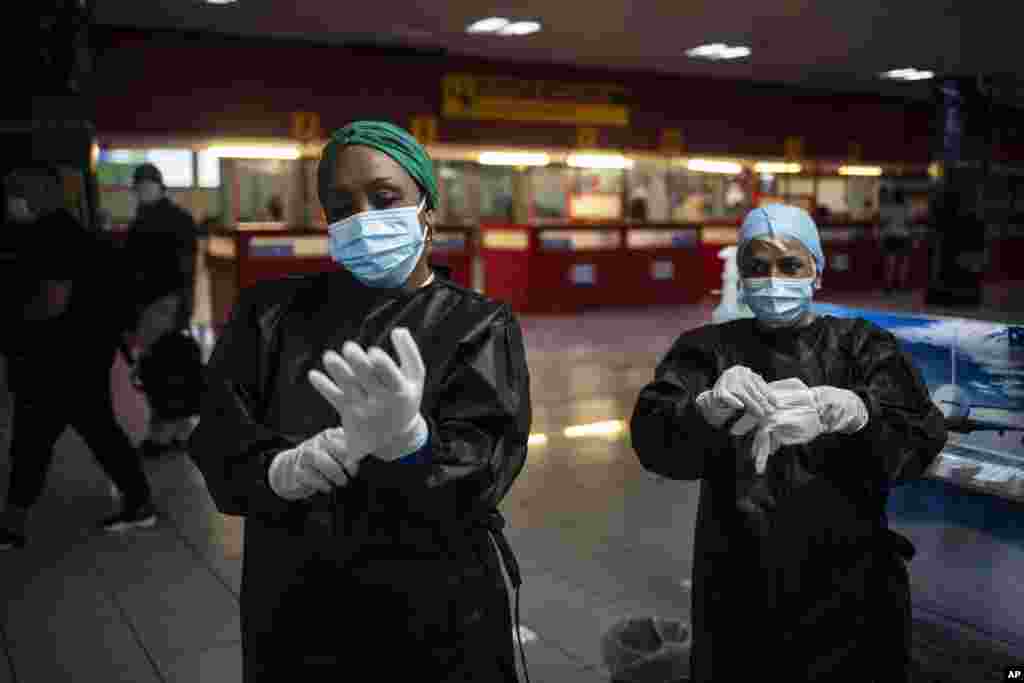 Trabajadores sanitarios se preparan para tomar muestras para ex&#225;menes de coronavirus a los pasajeros en el aeropuerto Jos&#233; Mart&#237; de La Habana.