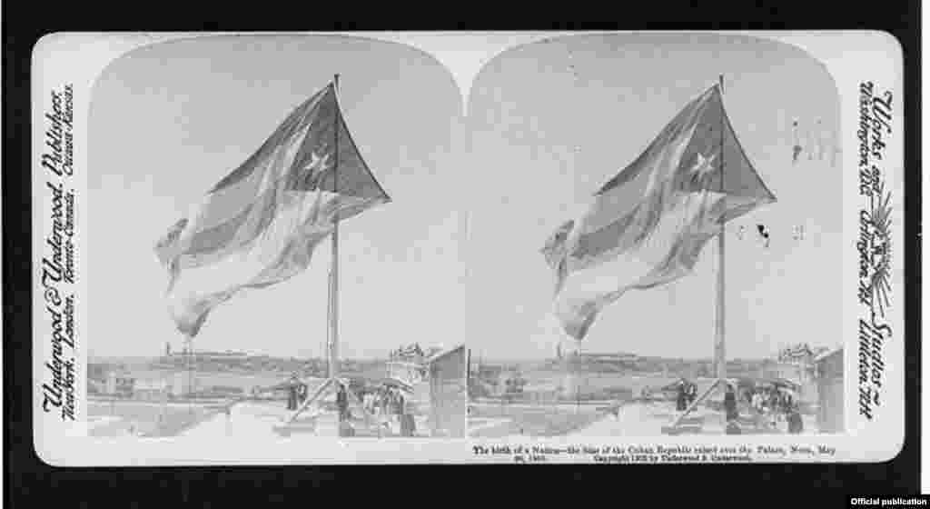 La bandera cubana izada el 20 de mayo de 1902. Library of Congress.