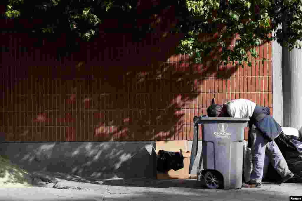 Un hombre busca alimento en un contenedor de basura en Caracas, Venezuela, el 28 de febrero de 2019.