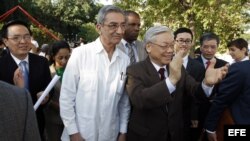 Archivo - Secretario general del Partido Comunista de Vietnam, Nguyen Phu Trong (d),visita Cuba, le acompaña José Ramón Balaguer (i).