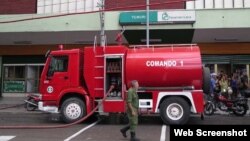 Uno de los camiones de los bomberos frente a la tienda Yumurí. (Foto: Elio Delgado Valdés vía Cubanet)