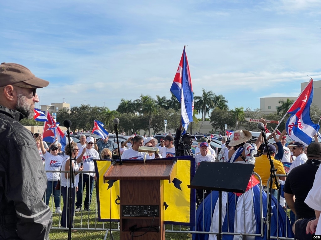 La Asamblea de la Resistencia Cubana encabeza una caravana de carros, desde el Cuban Memorial en el Tamiami Park, en Miami, para solidarizarse con las marchas c&#237;vicas en Cuba.
