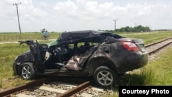 El auto chocado por un tren en Sagua la Grande.