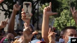 Los cubanos captaron en sus teléfonos los sucesos del 11 de julio en la isla. (AP/Eliana Aponte, file)