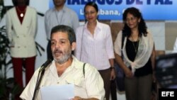 El portavoz guerrillero Luis Alberto Albán (d), alias Marco León Calarcá, lee un comunicado al llegar al Palacio de Convenciones de La Habana (Cuba).