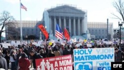 Cientos de personas se congregan hoy frente al edificio de la Corte Suprema de los Estados Unidos en Washington, DC., para presionar a favor de una resolución que avale la constitucionalidad de los matrimonios homosexuales. 