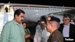 Maduro fue recibido por el canciller cubano Bruno Rodríguez, entre otros funcionarios de Estado. 