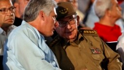 El general Raúl Castro conversa con el gobernante cubano Miguel Díaz-Canel en Santiago de Cuba, en julio del 2018.