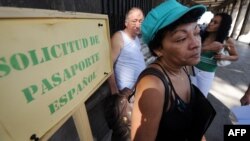 Cubanos en la Embajada de España esperan los trámites para solicitar la ciudadanía española. (Archivo/Rodrigo Arangua/AFP)