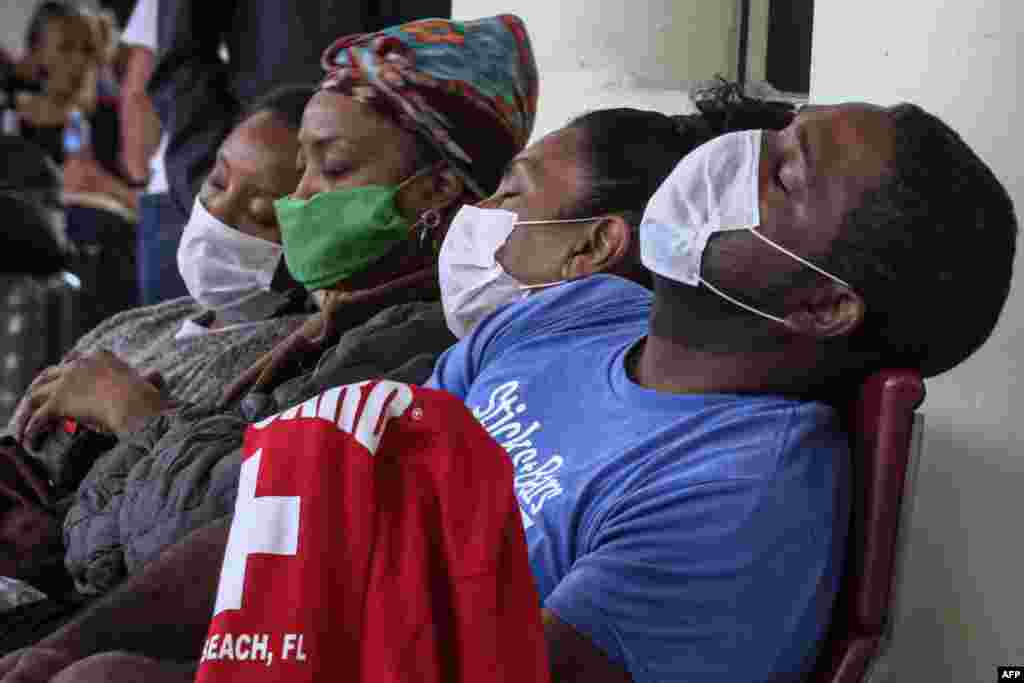 Pasajeros descansan en el aeropuerto Jose Martí (coronavirus)