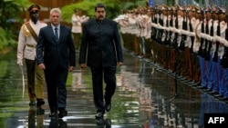 Maduro pasa revista a la guardia de honor del Palacio de la Revolución en La Habana, acompañado de Díaz-Canel. 