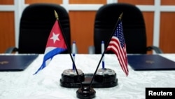 Banderas de EEUU y Cuba. (Archivo)