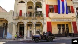 La policía de las fuerzas especiales patrulla las calles de La Habana, el 21 de julio de 2021. (Foto AP / Eliana Aponte)