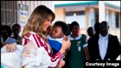 La Primera Dama Melania Trump, carga en sus brazos un bebé de 6 meses en Accra