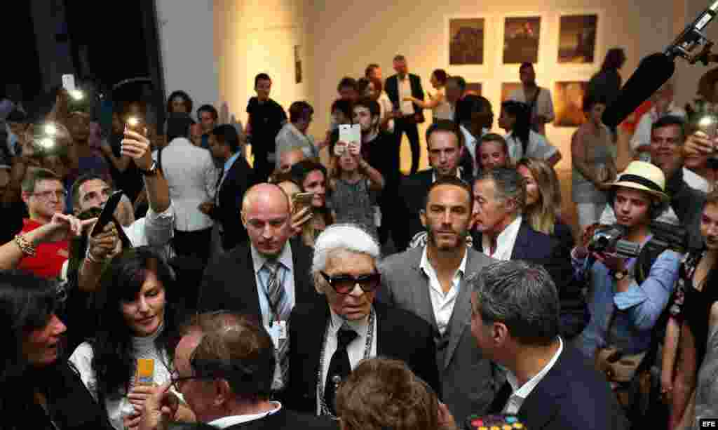 Las fotografías de Karl Lagerfeld se exponen en La Habana para mostrar una de las múltiples facetas artísticas del diseñador alemán y como preludio al desfile de la casa de moda francesa en la isla el 3 de mayo.