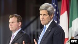 El secretario de Estado John Kerry y el canciller canadiense John Baird (i).