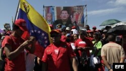 Simpatizantes del presidente venezolano, Hugo Chávez, asisten a su funeral en la Academia Militar de Caracas (Venezuela).