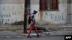Un hombre camina por las calles de La Habana tras el nombramiento de Díaz-Canel como sucesor de Castro.