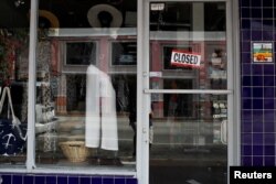 Una tienda cerrada por la pandemia de coronavirus en La Pequeña Habana, en Miami.