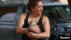 Un familiar de una víctima del accidente del Boeing 737 a la salida de la funeraria en Cuba.