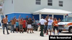 Foto Archivo. Cubanos detenidos en el Centro de Detención de Inmigrantes de Islas Caimán durante una protesta. (Captura de imagen/Cayman Compass)