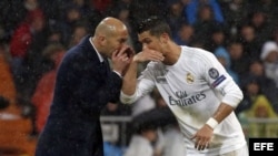 El técnico francés del Real Madrid, Zinedine Zidane (i) da instrucciones al delantero portugués del equipo blanco, Cristiano Ronaldo.