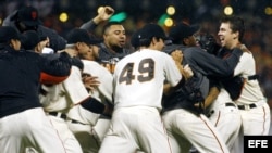 Los Gigantes celebran su victoria ante Cardenales durante el séptimo partido por el Campeonato de la Liga Nacional de Béisbol.