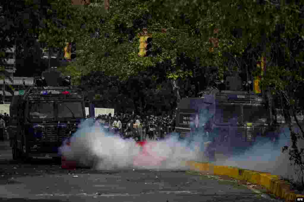 Las llamadas "ballenas" dispararon fuertes chorros de agua contra los manifestantes.