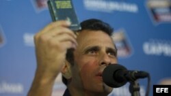 Henrique Capriles, habla durante una rueda de prensa en Caracas (Venezuela), donde aceptó el anuncio realizado por el Consejo Nacional Electoral venezolano (CNE) de auditar el 100 % de los votos de las elecciones.
