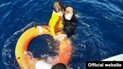 Una mujer y un niño rescatados en el naufragio cerca de Islas Bimini. (Foto: Royal Bahamas Defence Force)