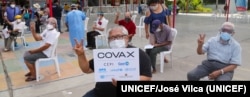 Personas de edad avanzada esperando recibir la vacuna contra la COVID-19 en un centro de vacunación en Lima, Perú. Foto: UNICEF/Jose Vilca.