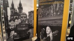 Dos caras de la revolución: la retirada de una estatua de Josef Stalin (i) tras la caída del régimen comunista en la República Checa y el cantautor Karel Kryl (d), cuyas canciones protesta acompañaron la transición a la democracia.