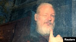 Assange conducido al Tribunal de Westminster.